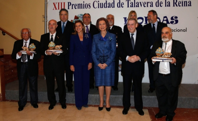 Fotografía de grupo de Su Majestad la Reina con las autoruidades asistentes al acto y los galardonados